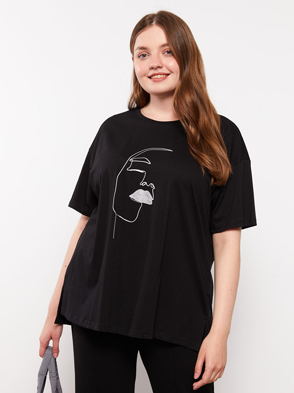 Siyah Büyük Beden Bisiklet Yaka Baskılı Kısa Kollu Pamuklu Kadın Tişört-1