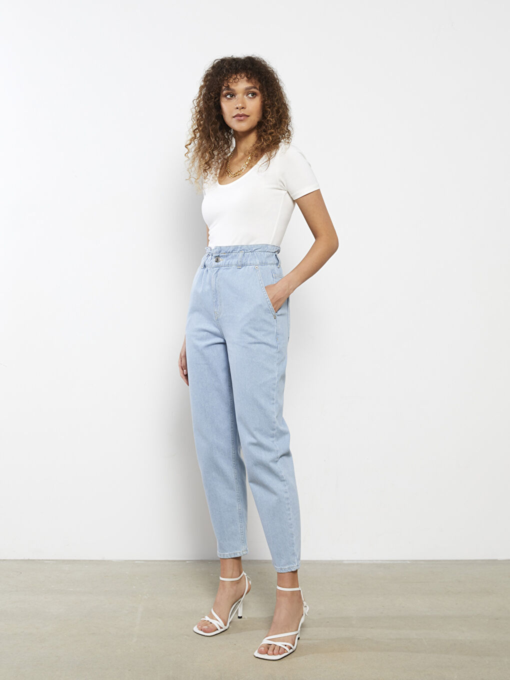 Comfortable Fit Elastic Waist Straight Pocket Detailed Women's Jean Trousers