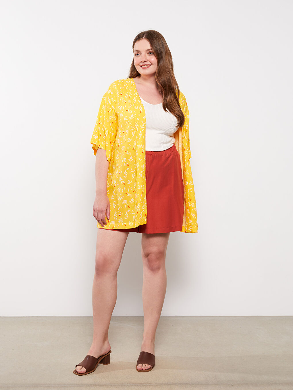 Шорты для женщин больших размеров с эластичным поясом, удобной посадкой и однотонным дизайном