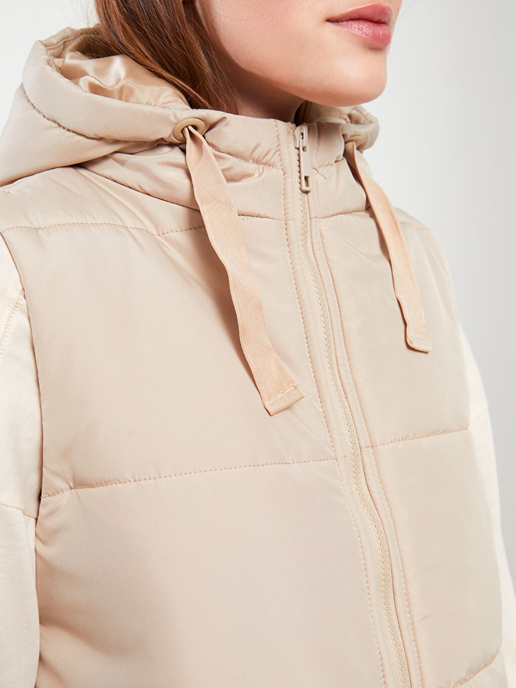 Bej Kapüşonlu Düz Cep Detaylı Kadın Şişme Yelek-2