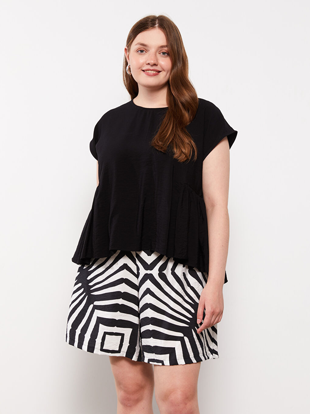 Siyah Büyük Beden Beli Lastikli Desenli Kadın Şort-1