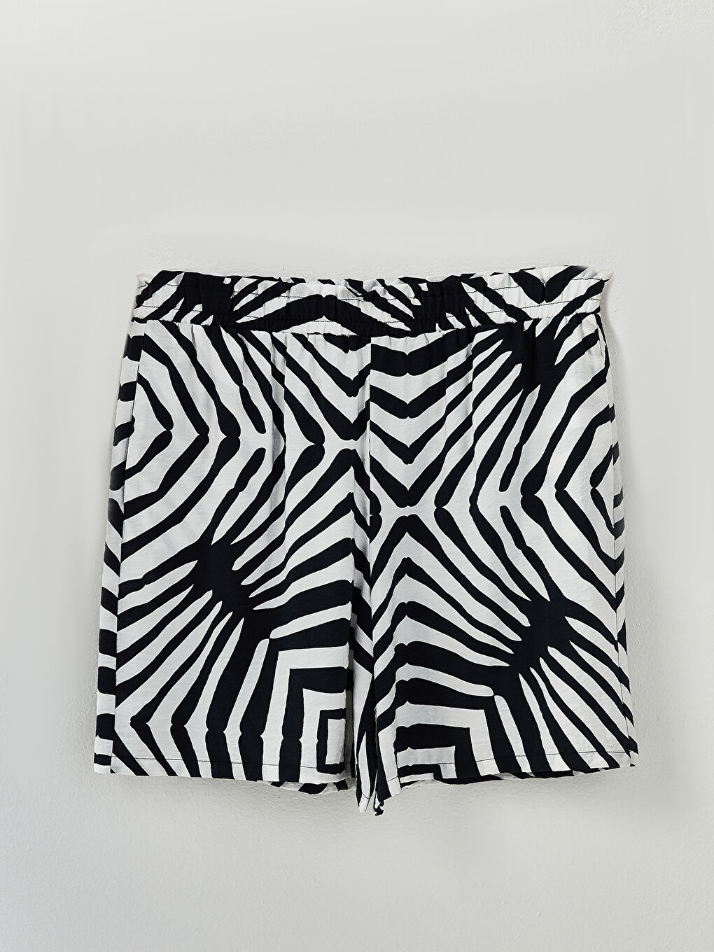 Siyah Büyük Beden Beli Lastikli Desenli Kadın Şort-5