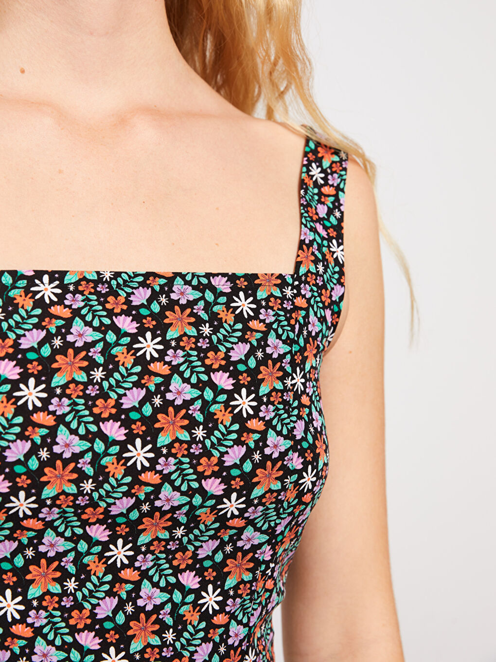 Siyah Kare Yaka Desenli Kolsuz Viskon Kadın Bluz-3