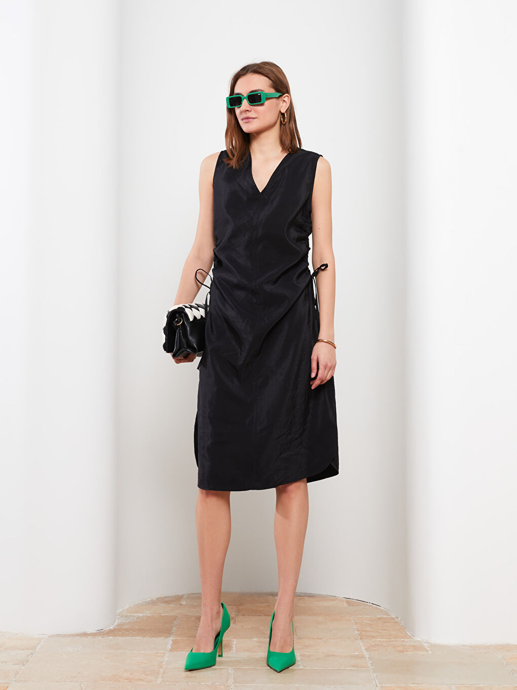 Siyah Kadın V Yaka Düz Kolsuz Elbise