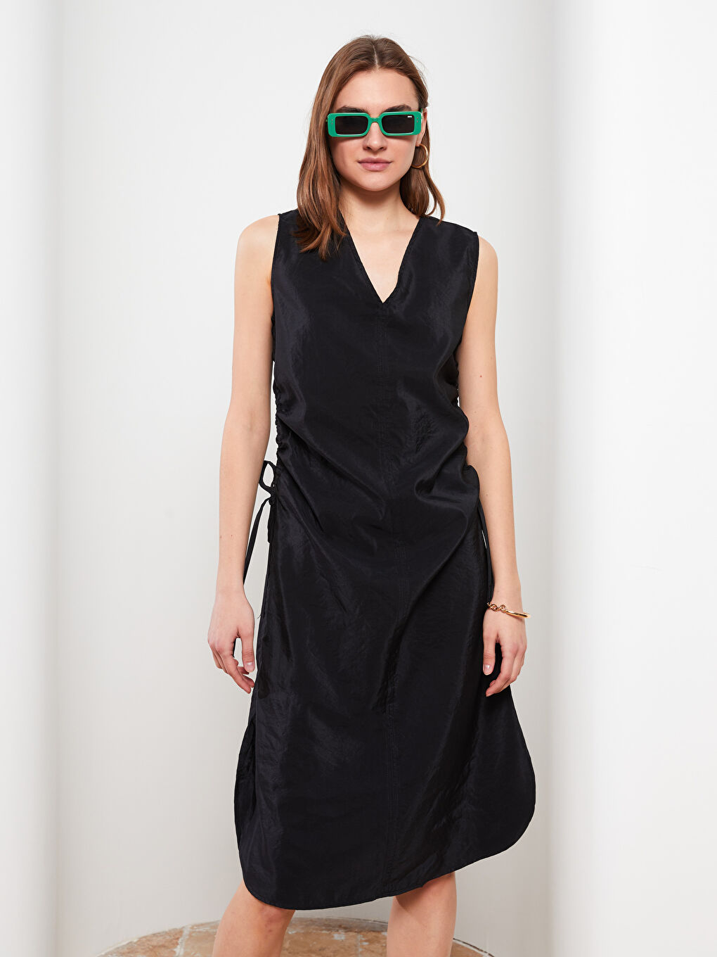 Siyah Kadın V Yaka Düz Kolsuz Elbise-1