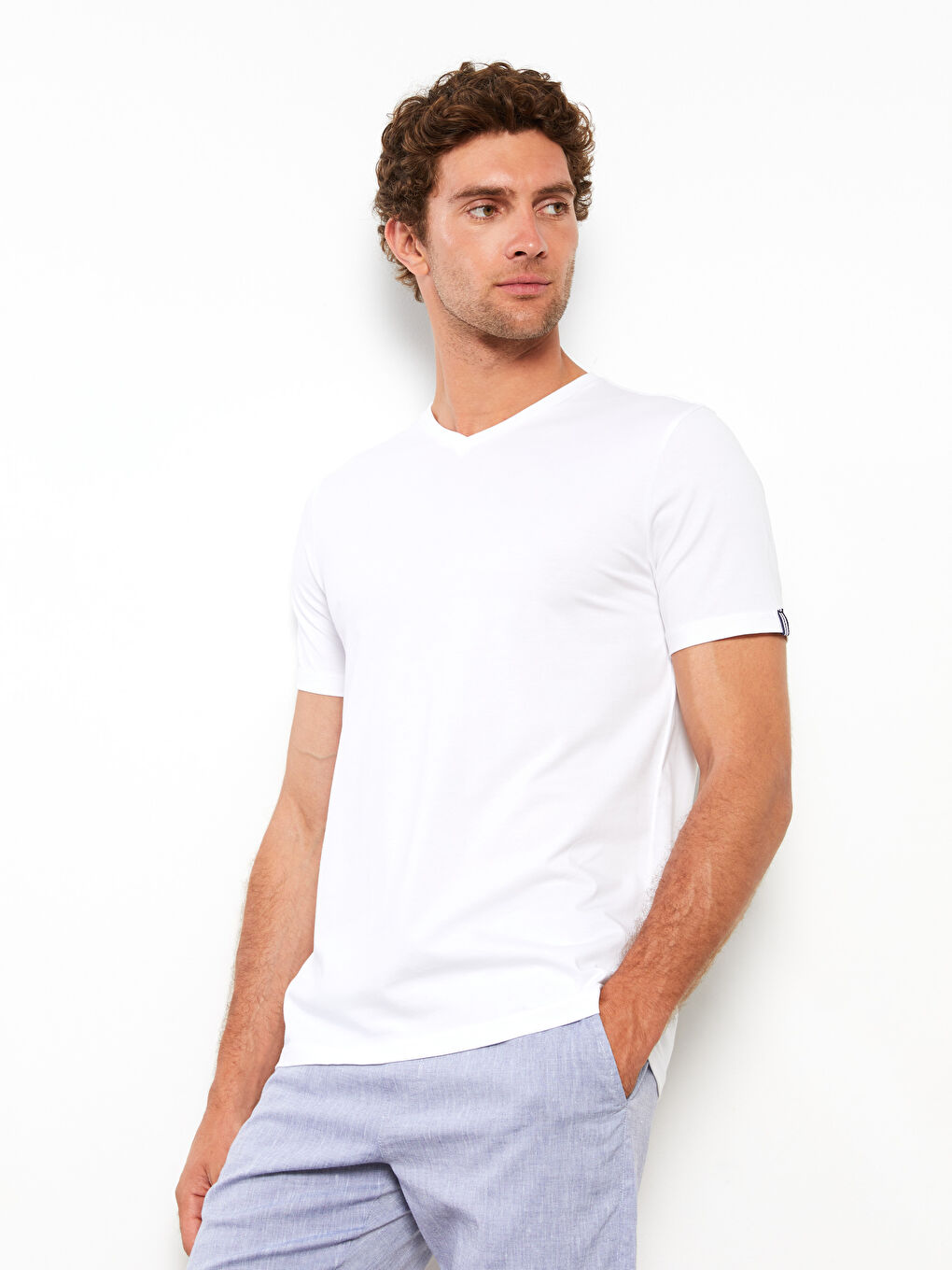 Beyaz V Yaka Kısa Kollu Basic Penye Erkek Tişört-1