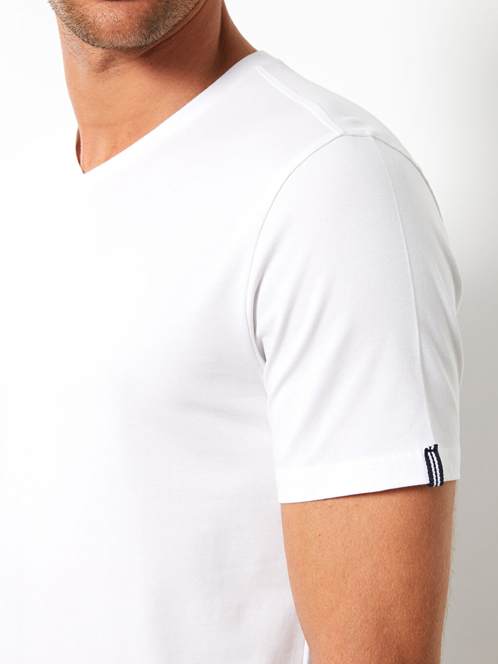 Beyaz V Yaka Kısa Kollu Basic Penye Erkek Tişört-3