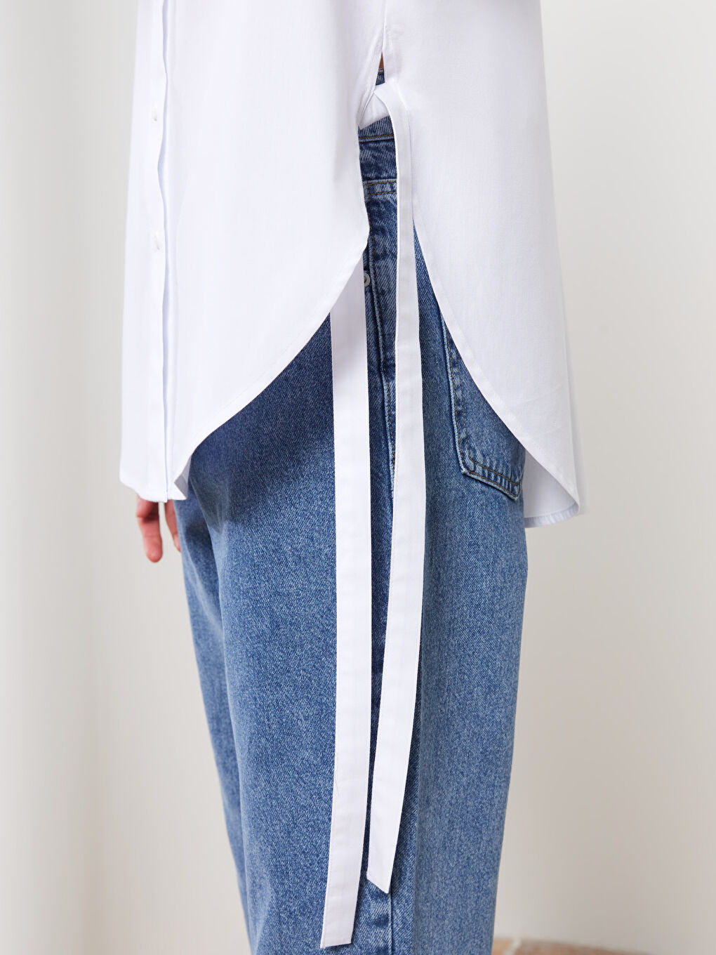 Beyaz Önden Düğme Kapamalı Düz Uzun Kollu Poplin Kadın Gömlek-3