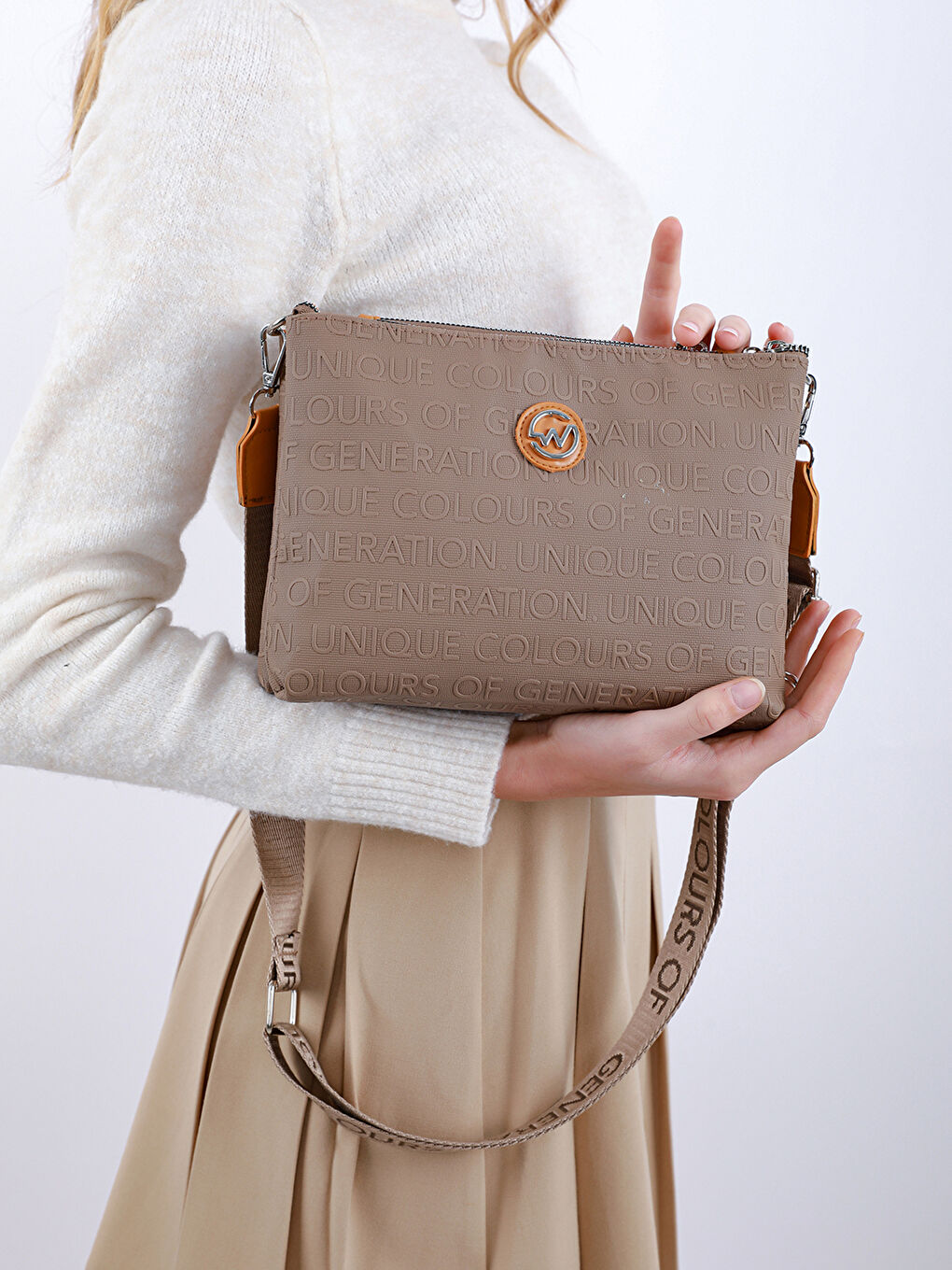 Bej Zincir Detaylı Kadın Omuz Çantası