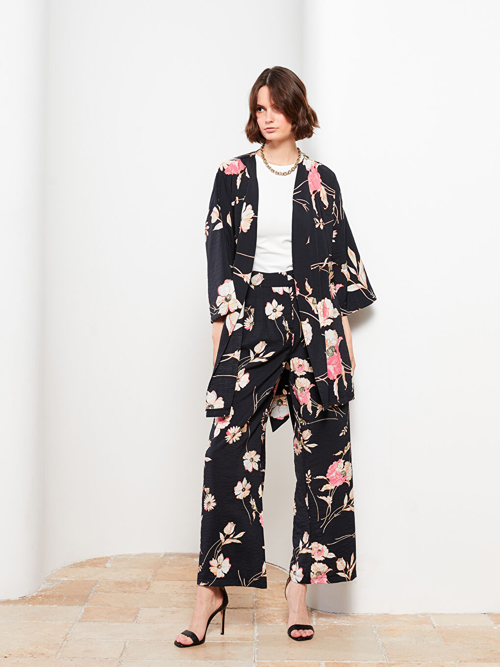 LCW Vision Siyah Şal Yaka Çiçekli Kadın Kimono - 1