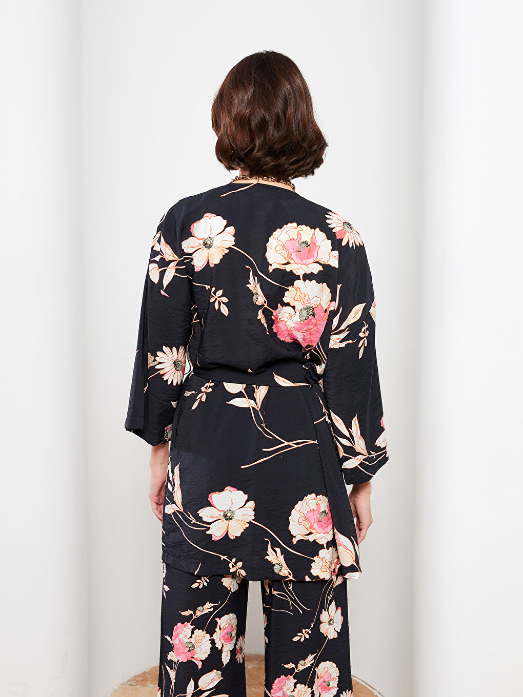 LCW Vision Siyah Şal Yaka Çiçekli Kadın Kimono - 4