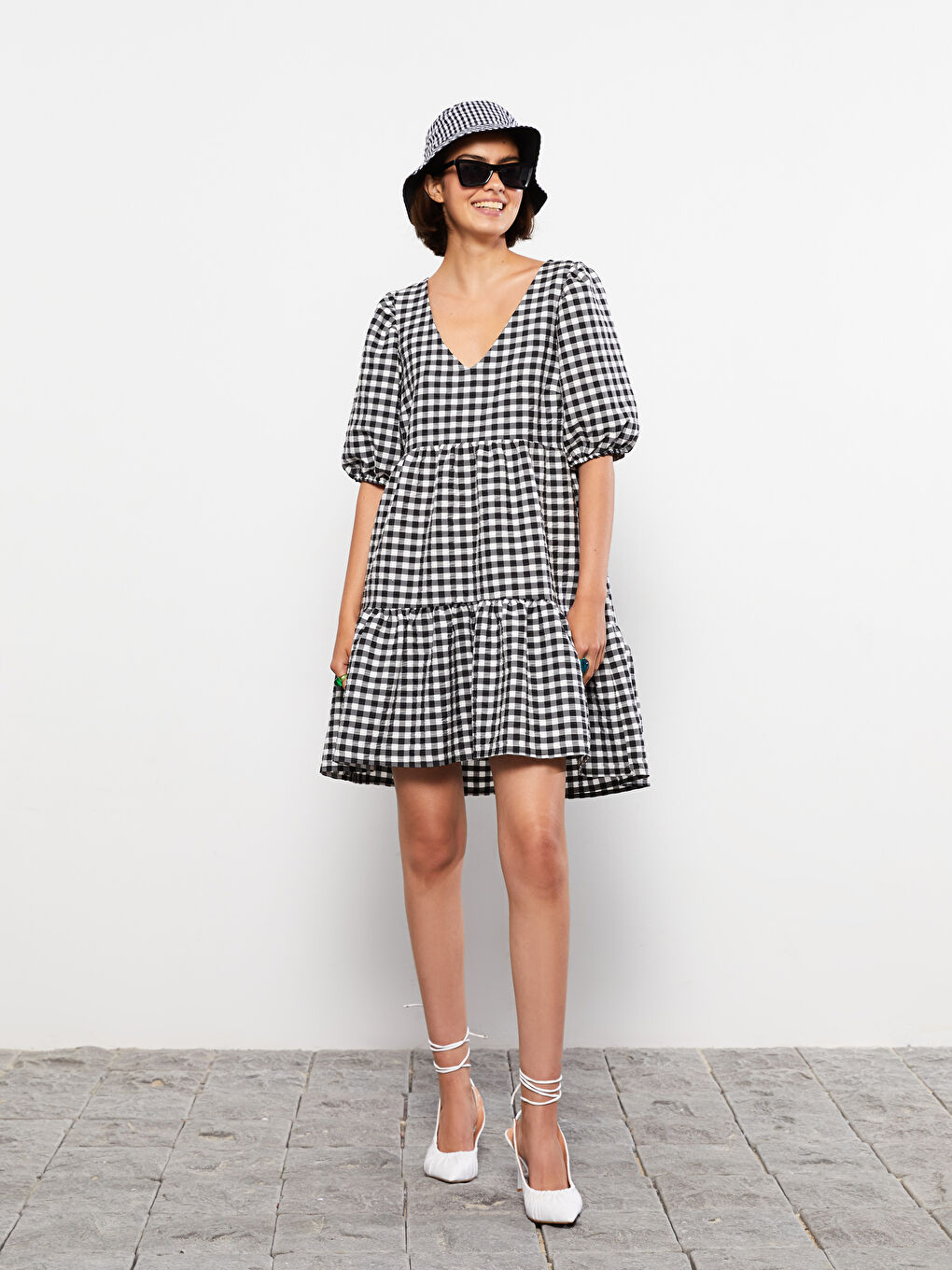 Siyah V Yaka Ekose Kısa Kollu Kadın Elbise