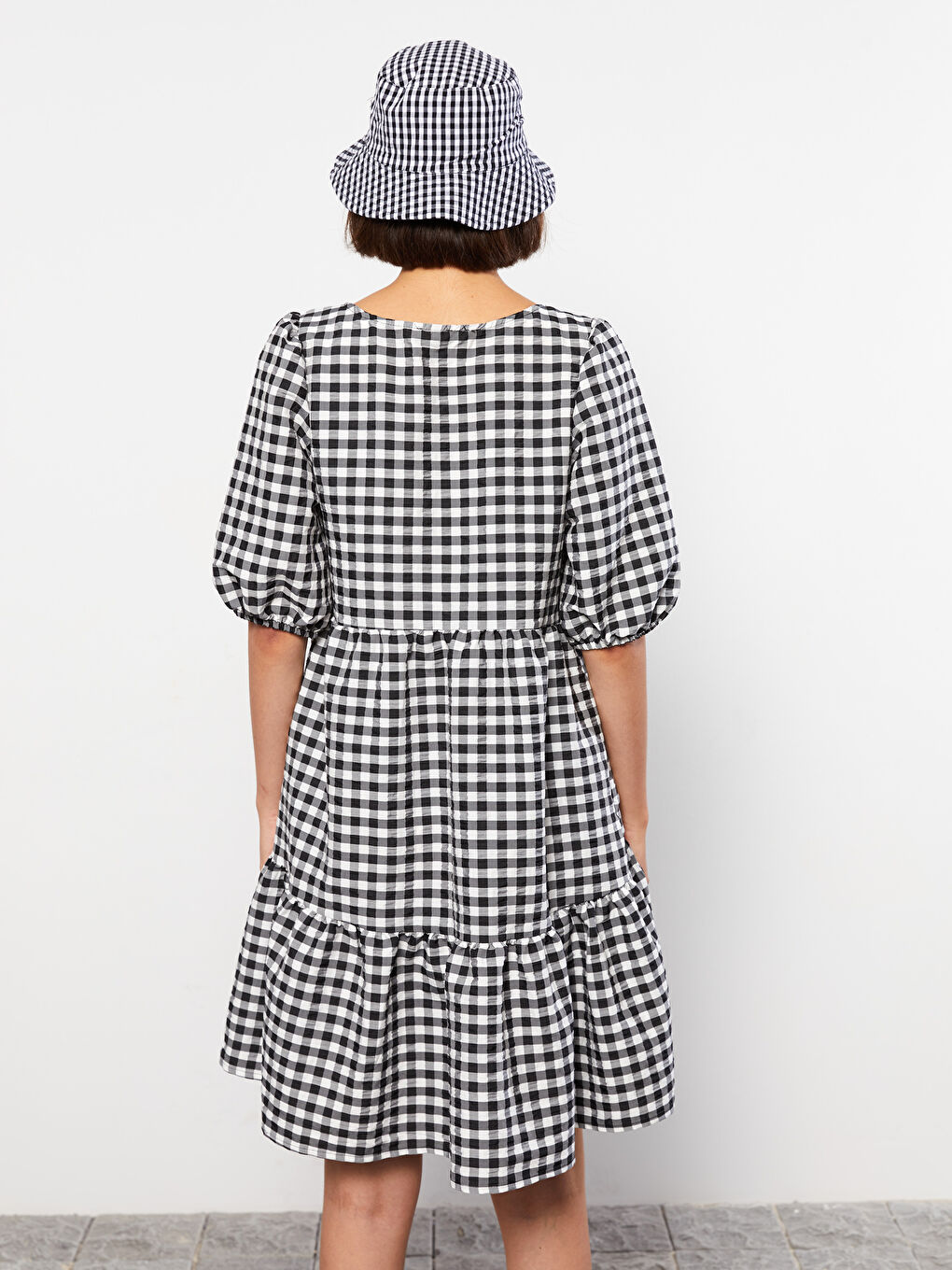 Siyah V Yaka Ekose Kısa Kollu Kadın Elbise-4