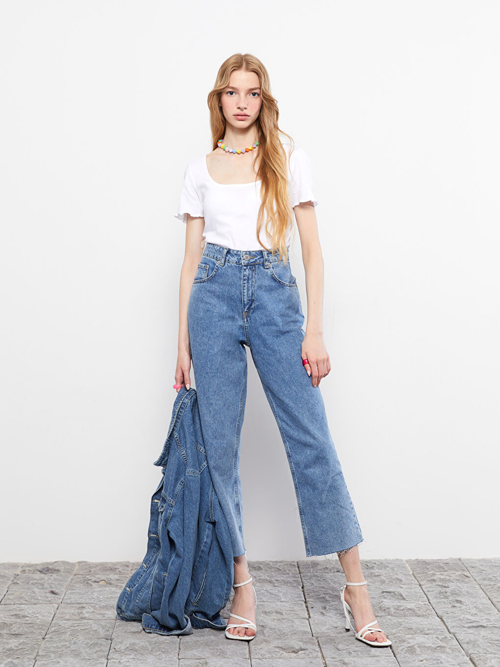 Beyaz U Yaka Düz Kısa Kollu Kadın Crop