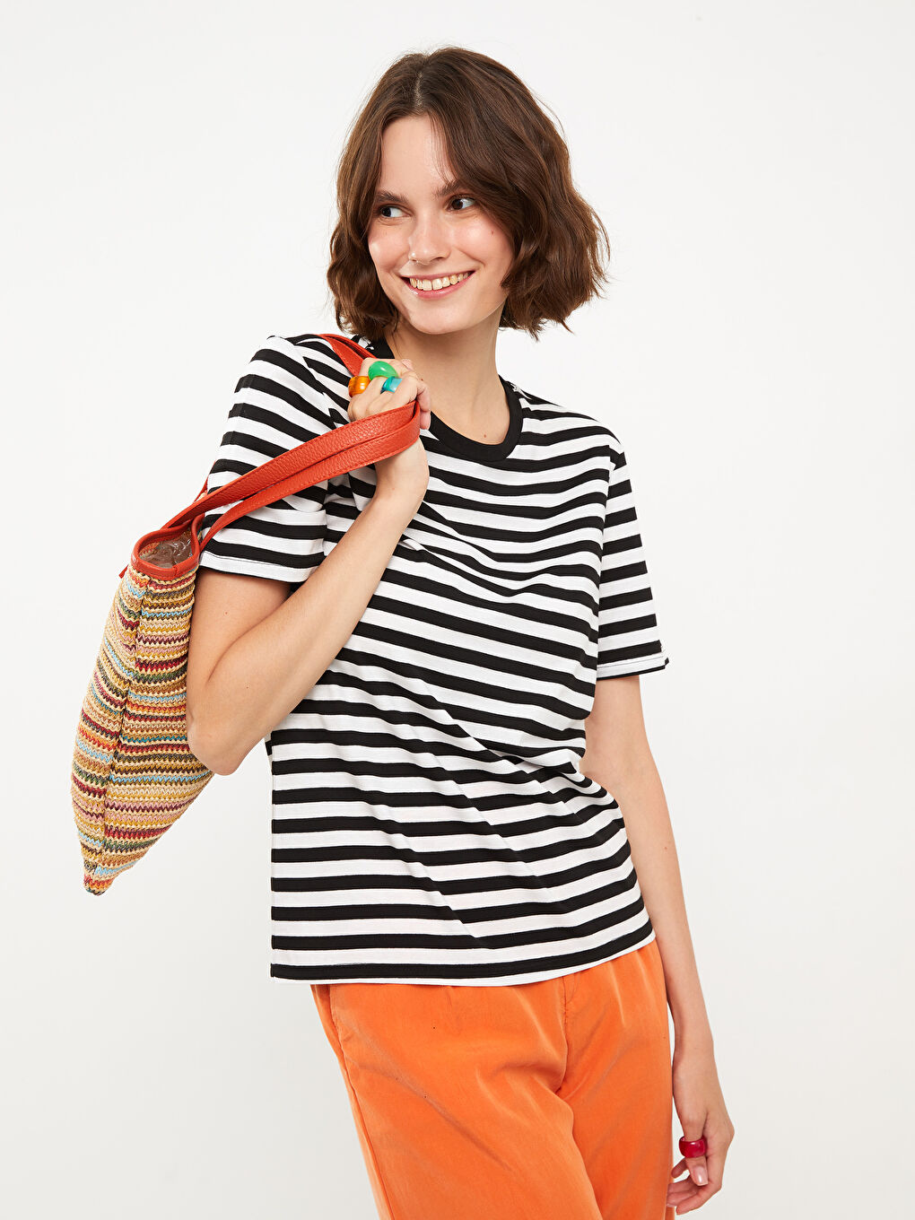 Siyah Bisiklet Yaka Çizgili Kısa Kollu Kadın Tişört