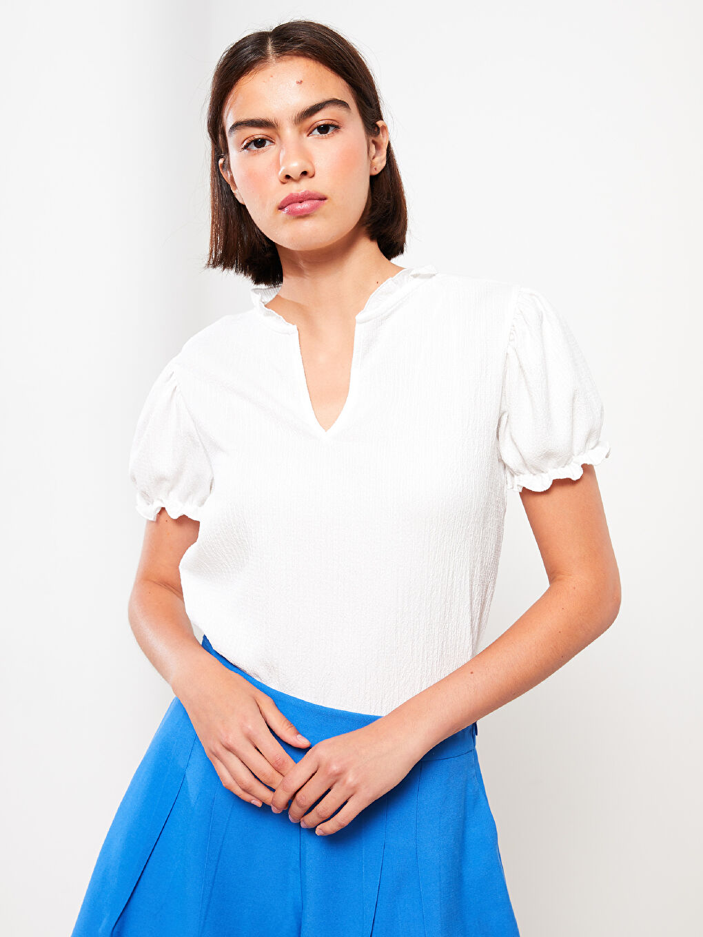 Ekru Kaçık Yaka Düz Kısa Kollu Bürümcük Kadın Tişört