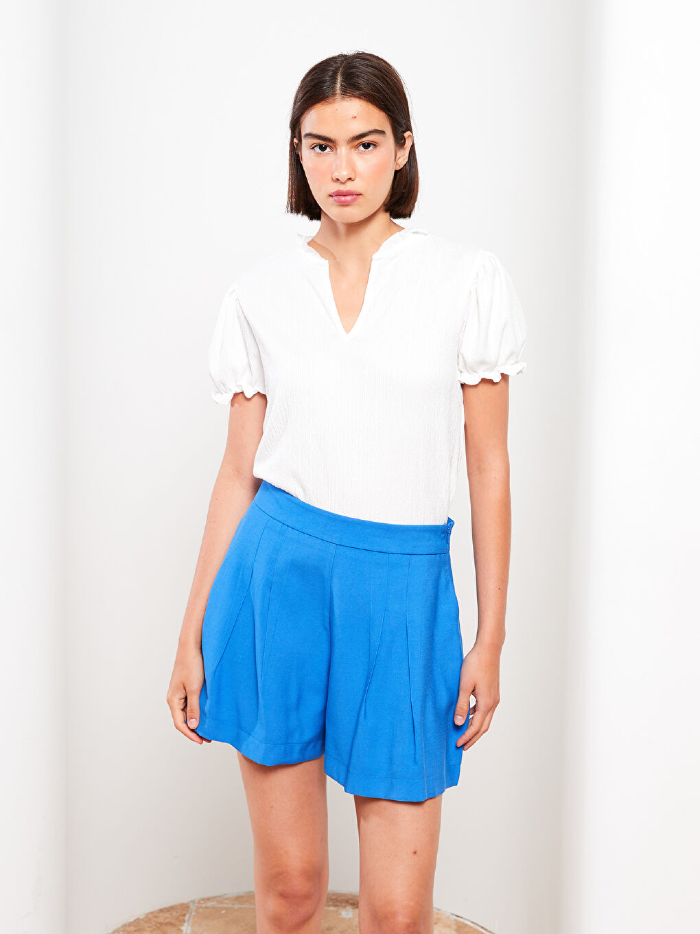 Ekru Kaçık Yaka Düz Kısa Kollu Bürümcük Kadın Tişört-1