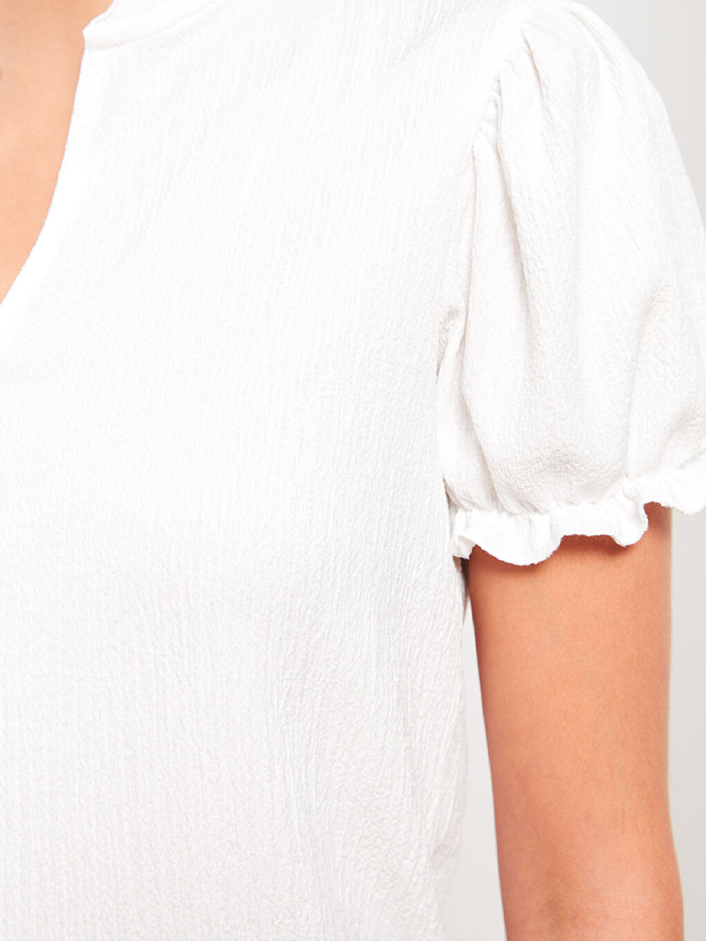 Ekru Kaçık Yaka Düz Kısa Kollu Bürümcük Kadın Tişört-3