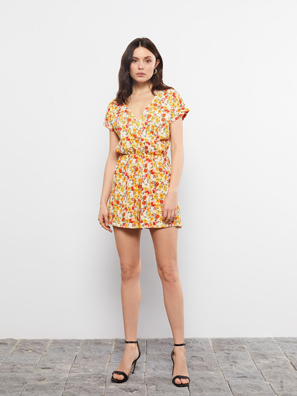 Sarı Kruvaze Yaka Desenli Kısa Kollu Kadın Tulum