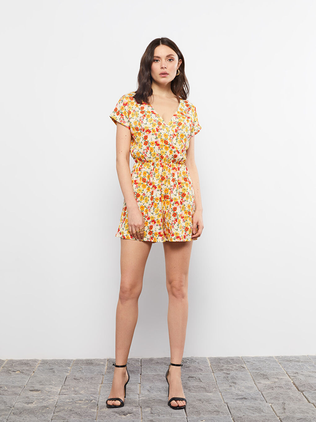 Sarı Kruvaze Yaka Desenli Kısa Kollu Kadın Tulum-1