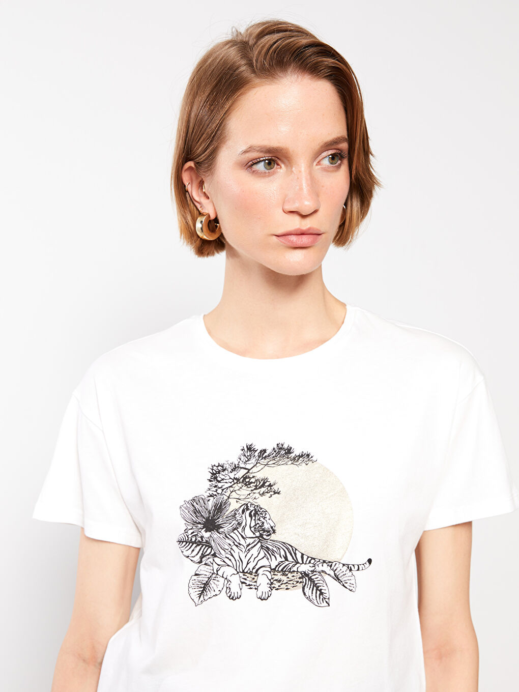 Ekru Bisiklet Yaka Baskılı Kısa Kollu Pamuklu Kadın Tişört-1