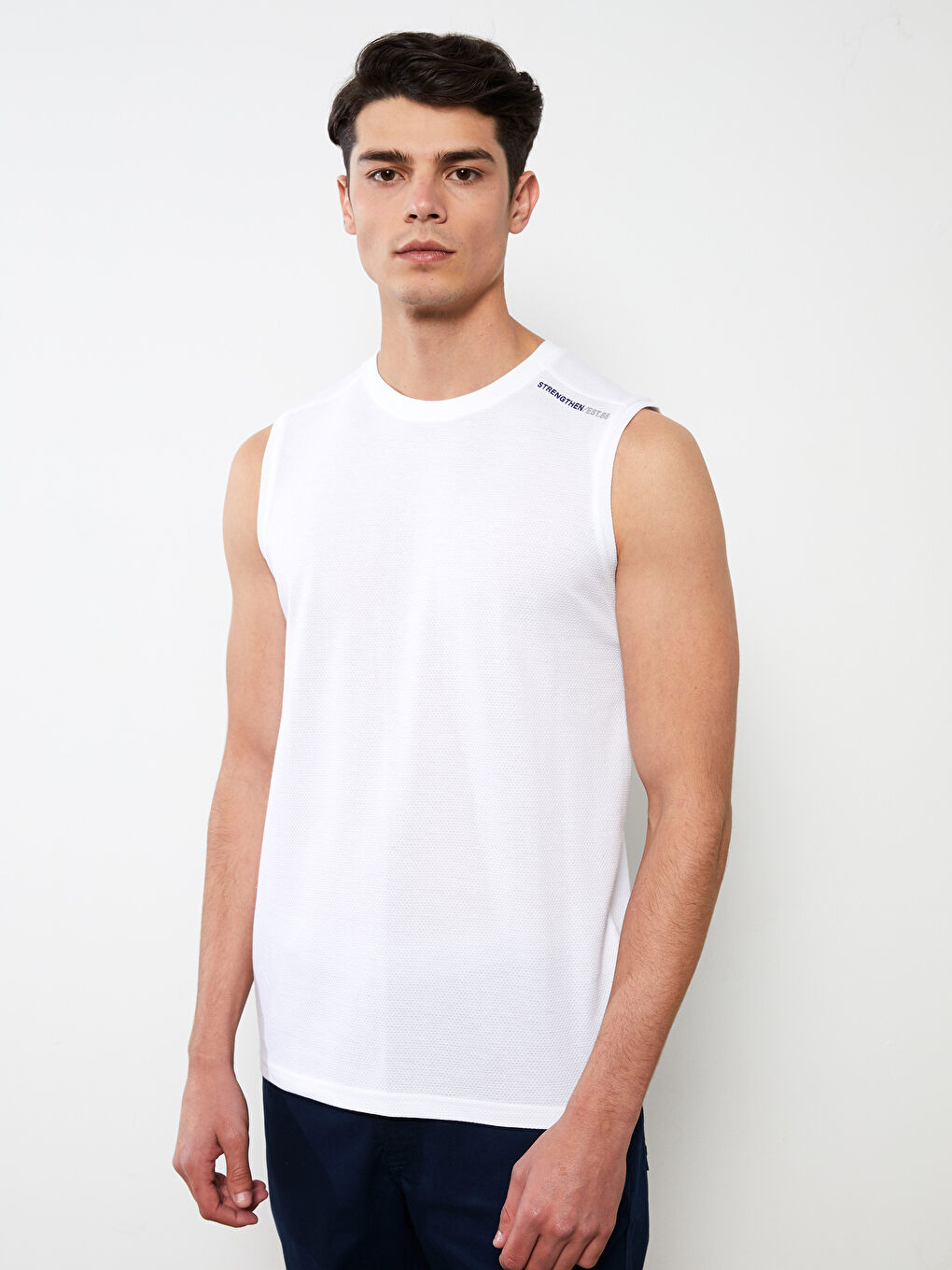 Beyaz Bisiklet Yaka Baskılı Erkek Kolsuz Tişört-1