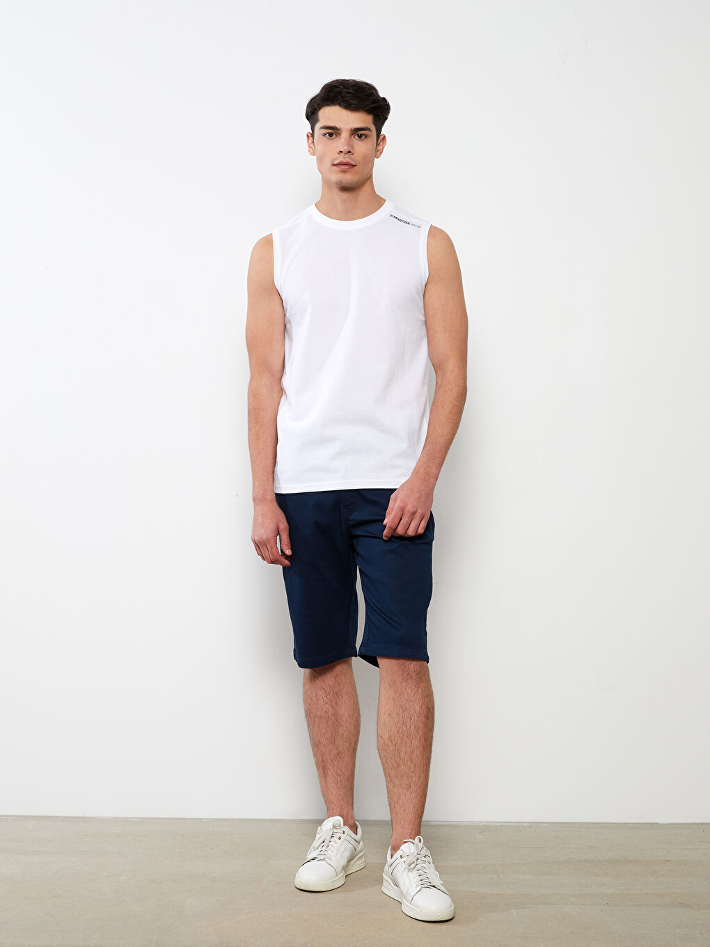 Beyaz Bisiklet Yaka Baskılı Erkek Kolsuz Tişört-2