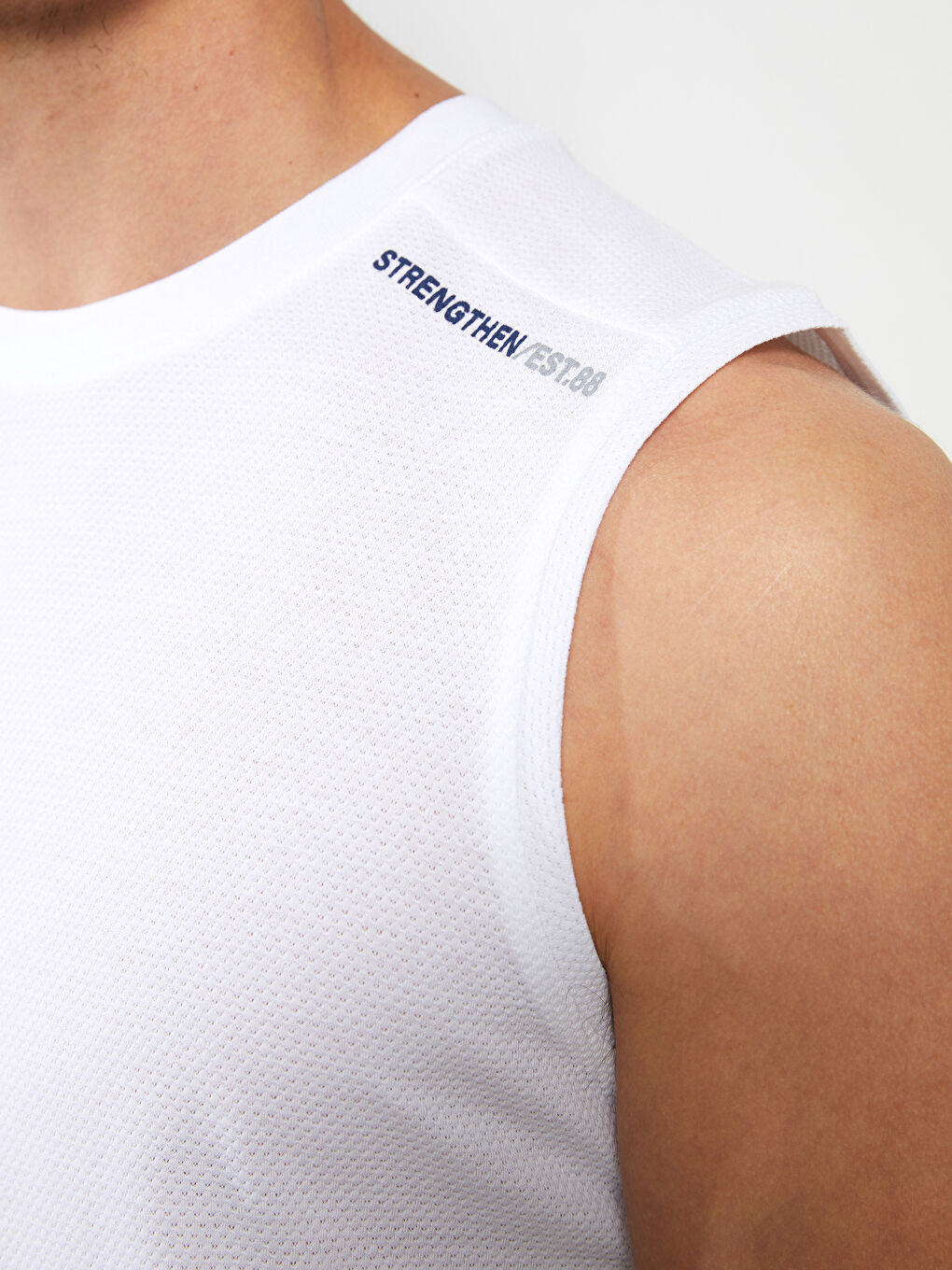 Beyaz Bisiklet Yaka Baskılı Erkek Kolsuz Tişört-3