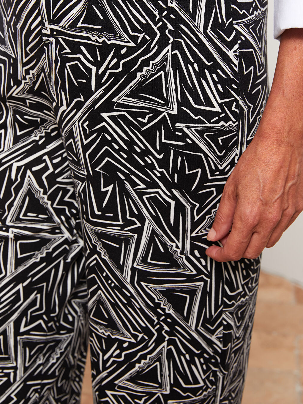 Siyah Beli Lastikli Desenli Kadın Kapri-2