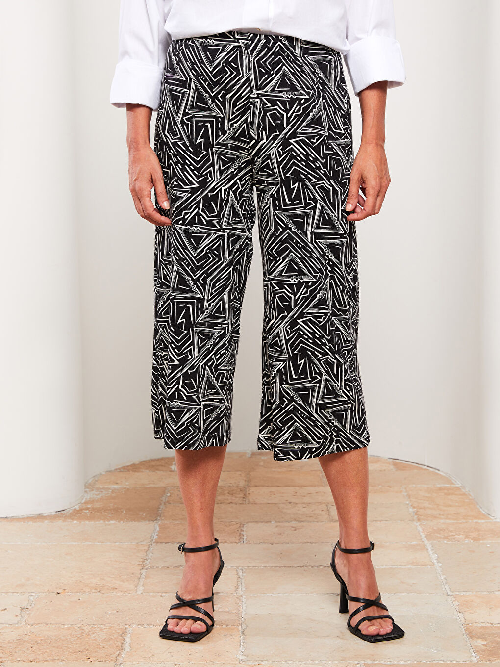 Siyah Beli Lastikli Desenli Kadın Kapri-3
