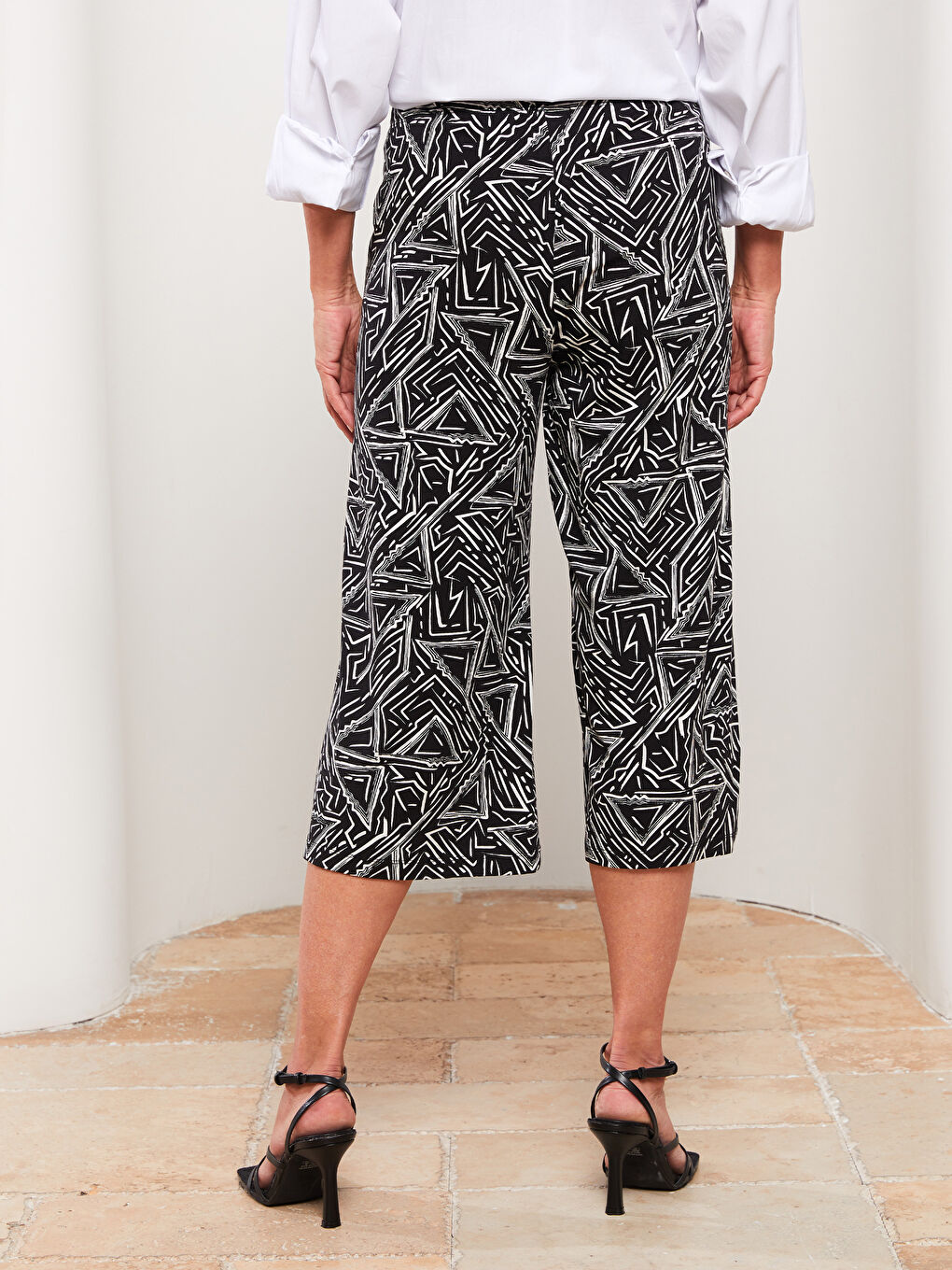 Siyah Beli Lastikli Desenli Kadın Kapri-4