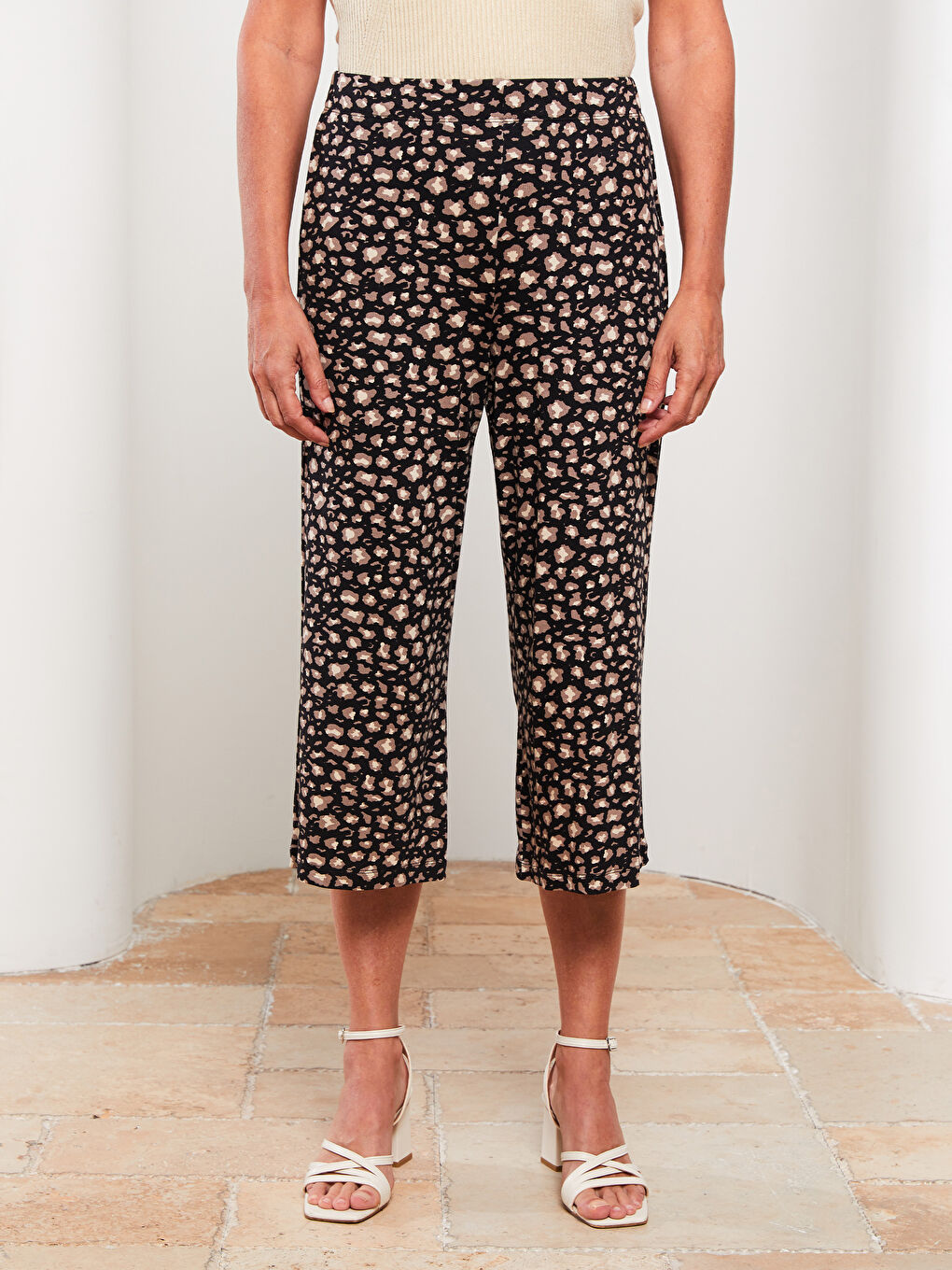 Kahverengi Beli Lastikli Desenli Kadın Kapri-3