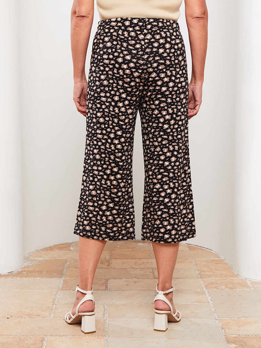 Kahverengi Beli Lastikli Desenli Kadın Kapri-4