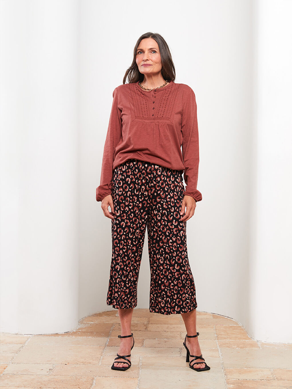 Bej Beli Lastikli Desenli Kadın Kapri-1