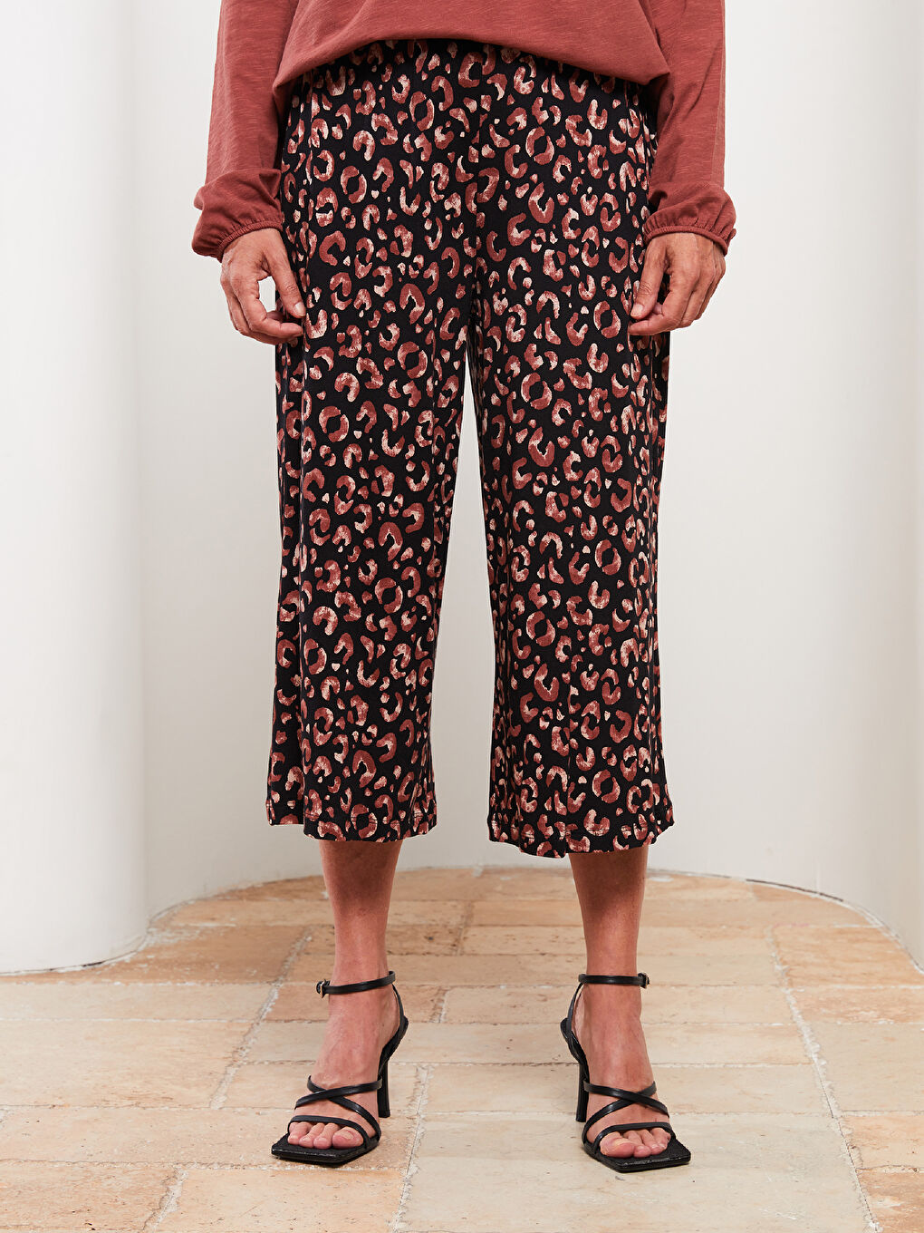 Bej Beli Lastikli Desenli Kadın Kapri-3