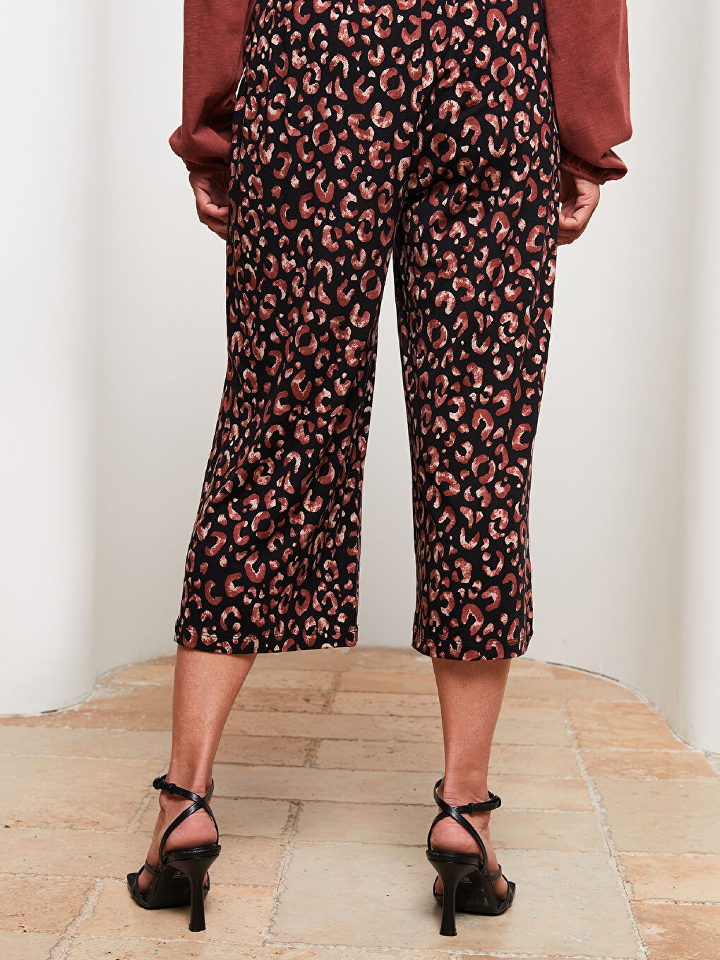 Bej Beli Lastikli Desenli Kadın Kapri-4