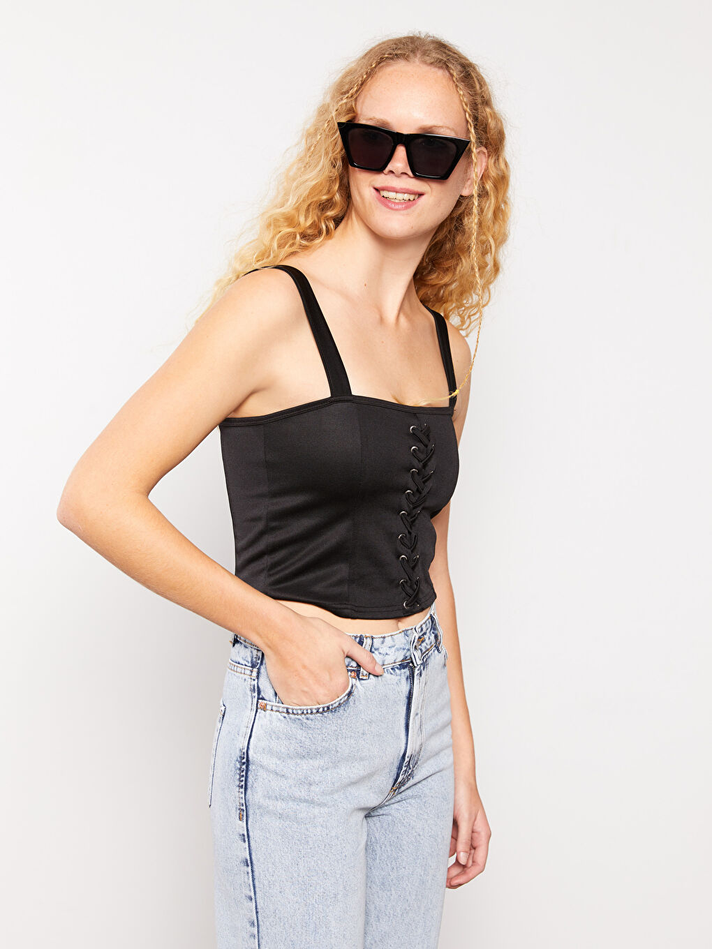 Siyah Kare Yaka Düz Askılı Crop Kadın Bluz