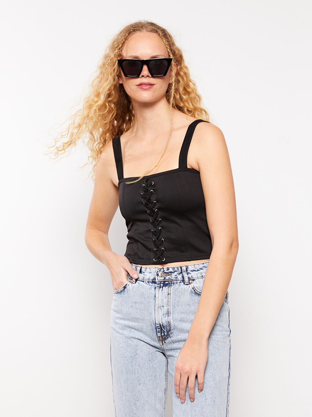 Siyah Kare Yaka Düz Askılı Crop Kadın Bluz-1