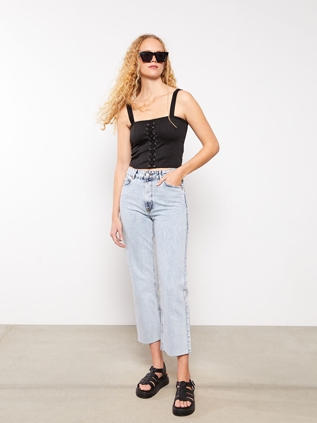 Siyah Kare Yaka Düz Askılı Crop Kadın Bluz-2