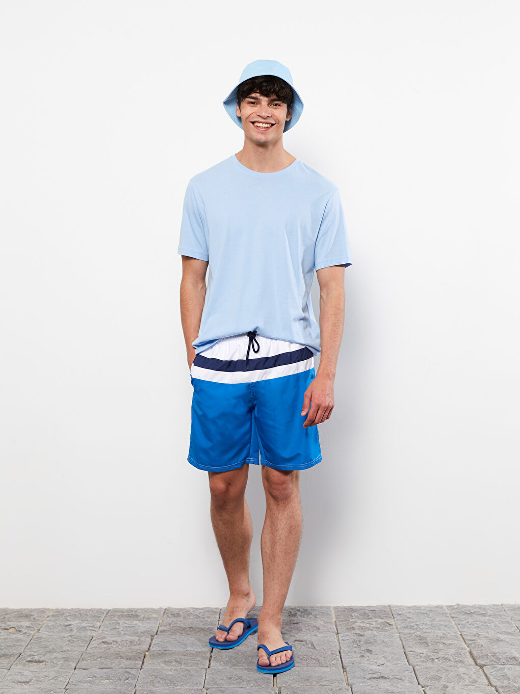 Mavi Diz Hizası Boy Renk Bloklu Erkek Deniz Şortu