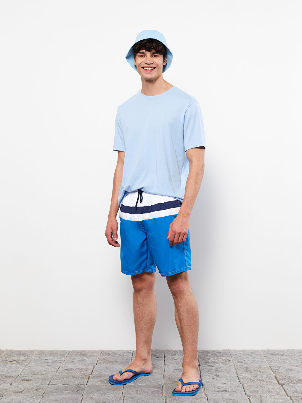 Mavi Diz Hizası Boy Renk Bloklu Erkek Deniz Şortu-1