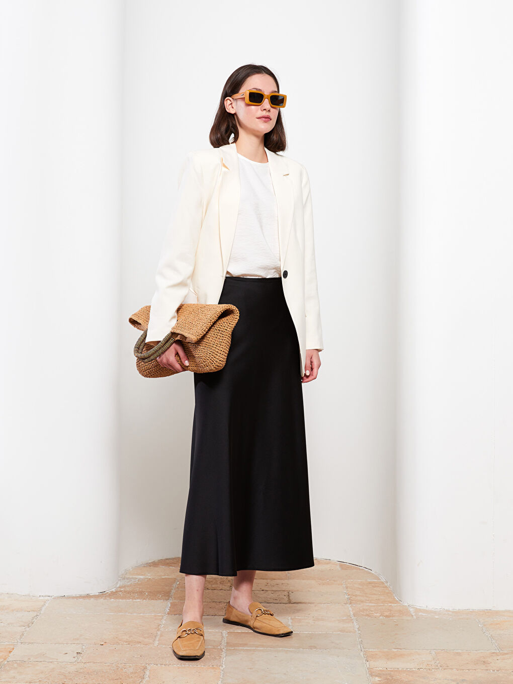 Siyah Rahat Kalıp Düz Saten Kadın Etek-1