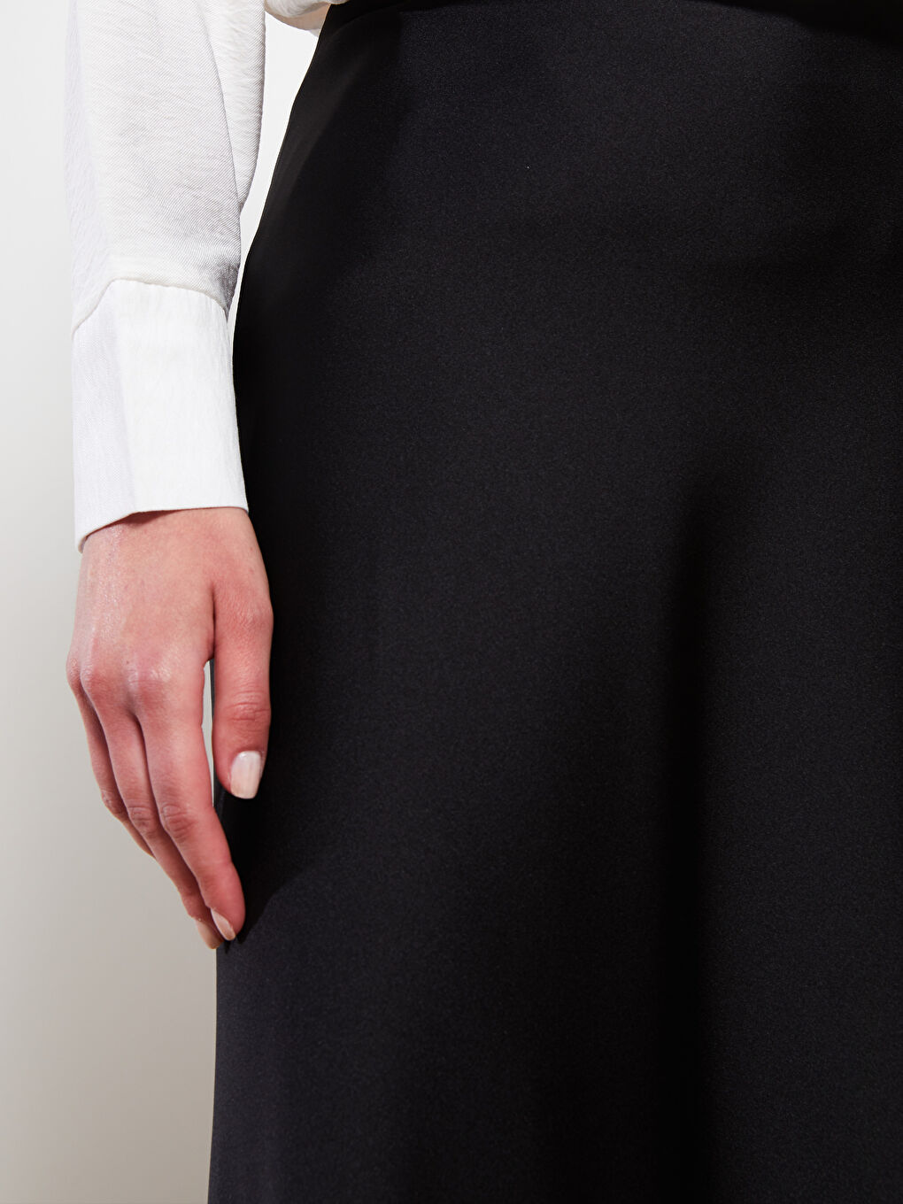 Siyah Rahat Kalıp Düz Saten Kadın Etek-2