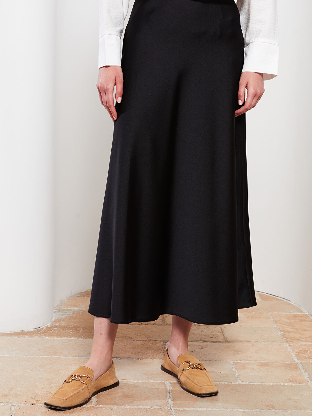 Siyah Rahat Kalıp Düz Saten Kadın Etek-3
