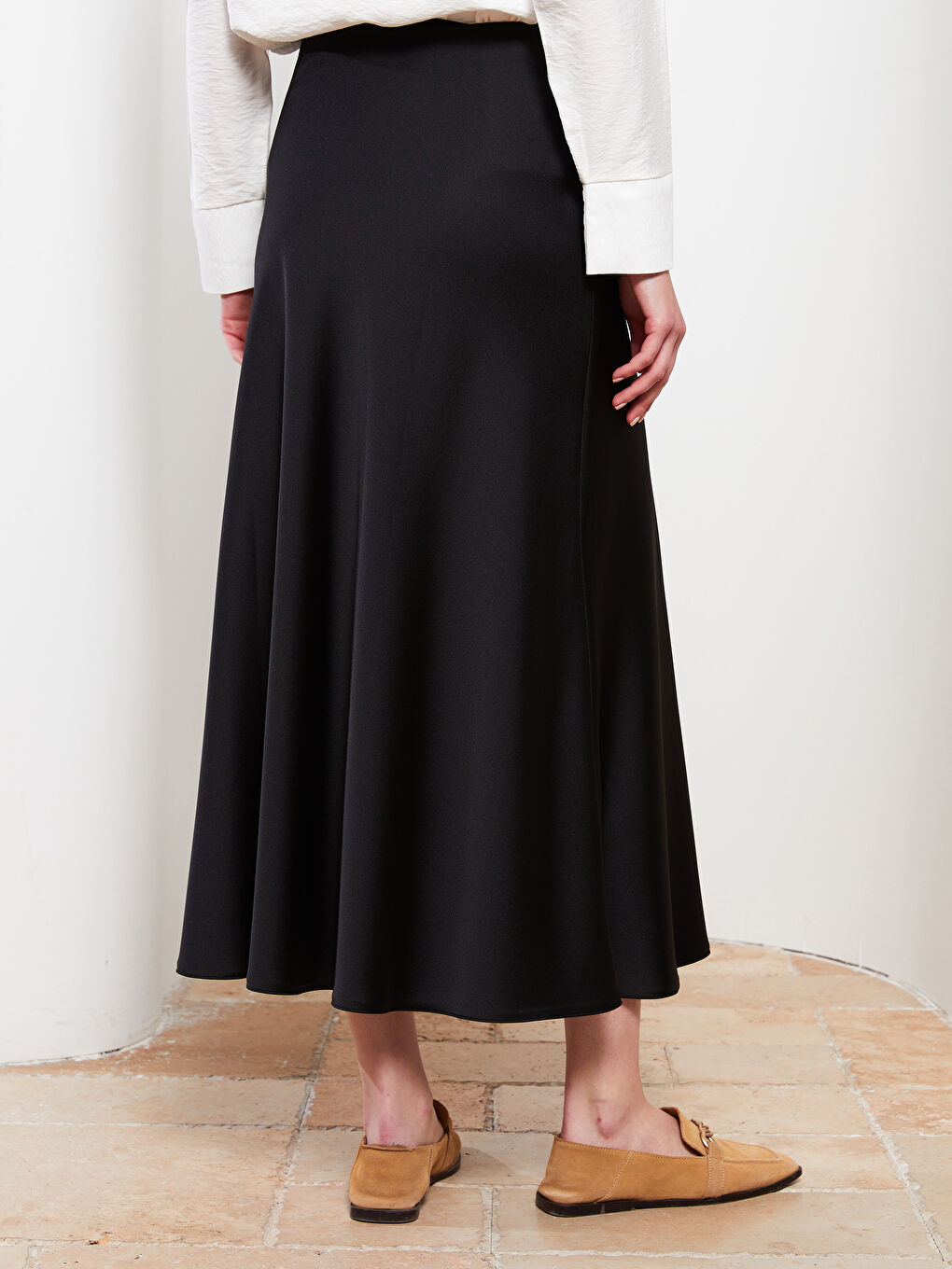 Siyah Rahat Kalıp Düz Saten Kadın Etek-4