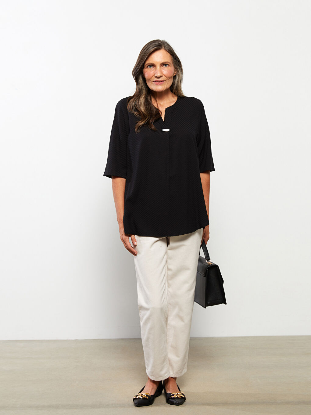 Siyah Kaçık Yaka Kendinden Desenli Kadın Bluz