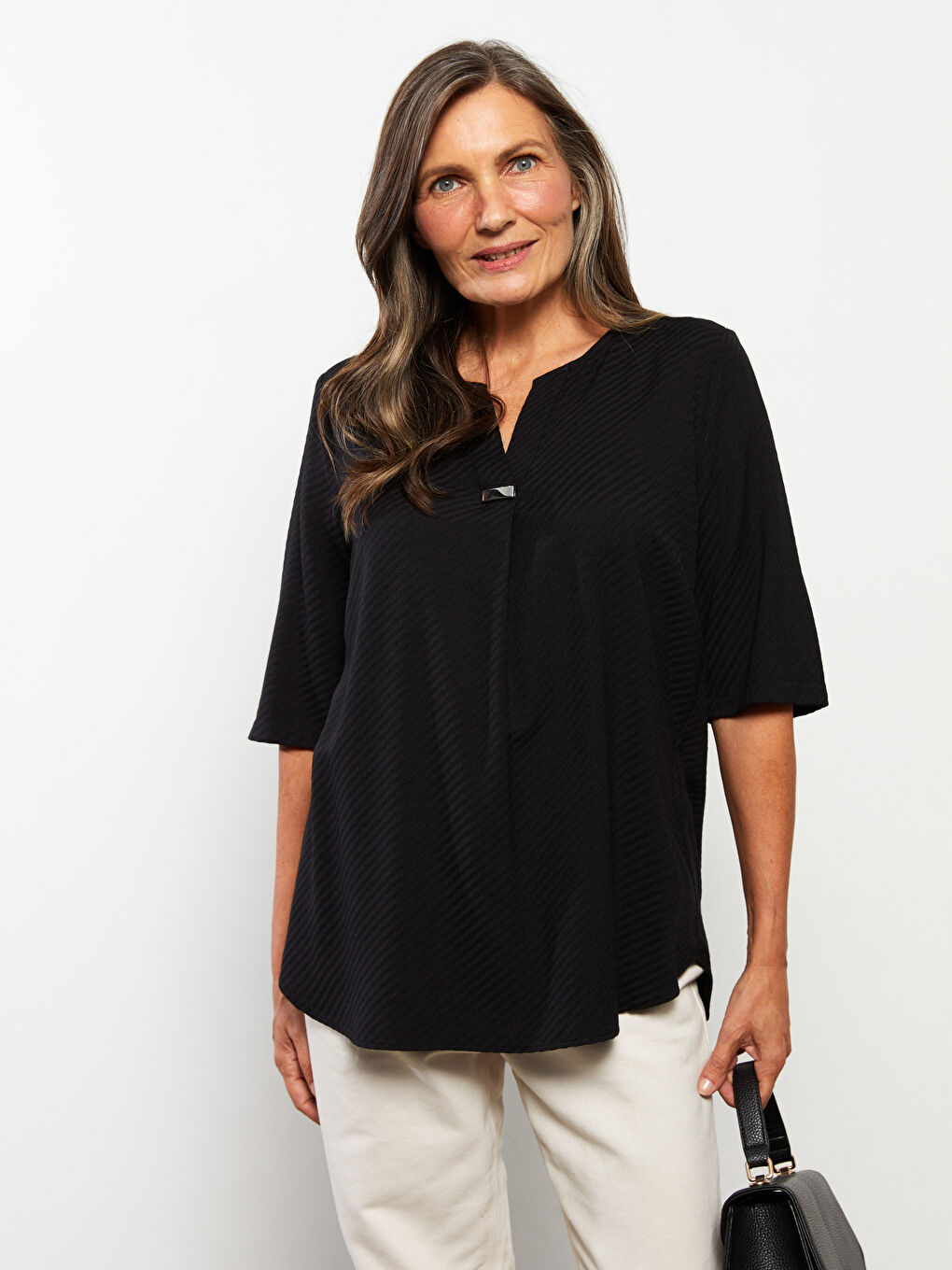 Siyah Kaçık Yaka Kendinden Desenli Kadın Bluz-1