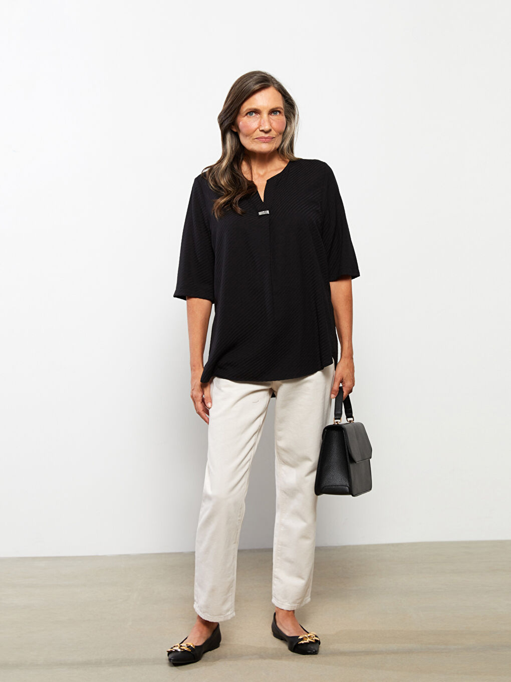 Siyah Kaçık Yaka Kendinden Desenli Kadın Bluz-2