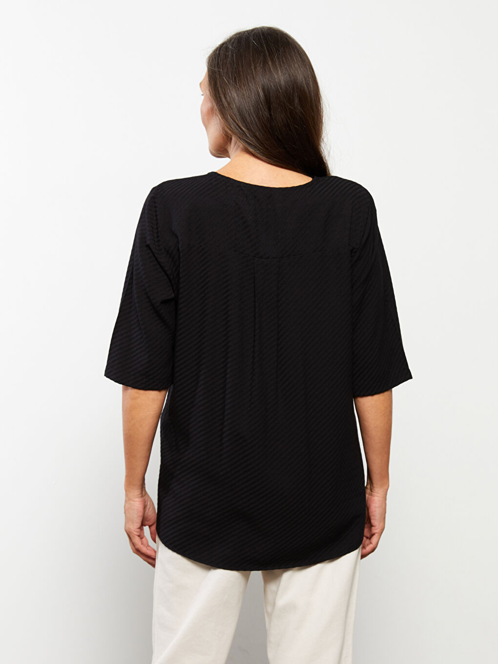 Siyah Kaçık Yaka Kendinden Desenli Kadın Bluz-4