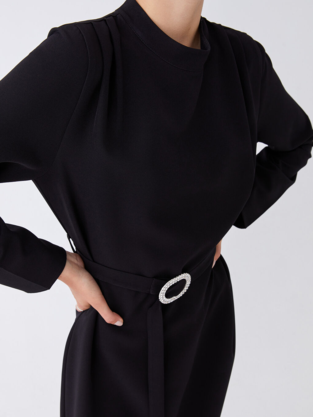 Siyah Dik Yaka Düz Uzun Kollu Kadın Elbise-3